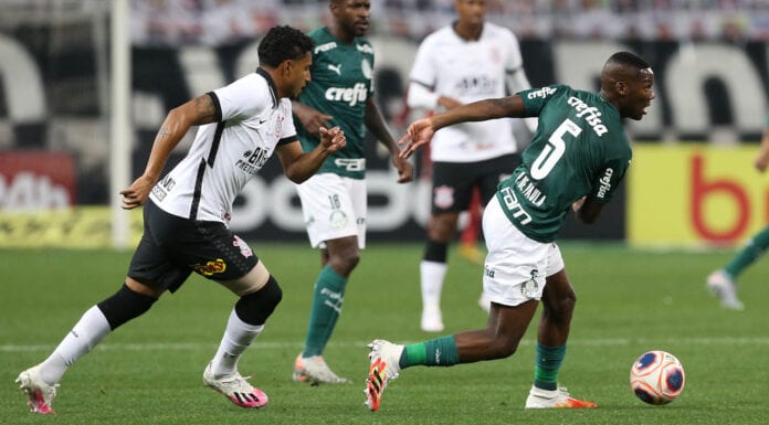 Patrick de Paula em ação no clássico entre Palmeiras e Corinthians.
