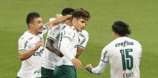Raphael Veiga comemora gol do Palmeiras contra o Athletico.