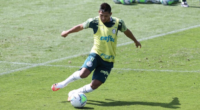 Rony treina na Academia de Futebol do Palmeiras.