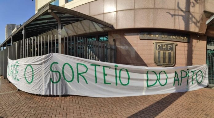 Palmeirenses protestam na sede da Federação Paulista.