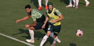 Matías Viña treina ao lado de Luan na Academia de Futebol do Palmeiras.