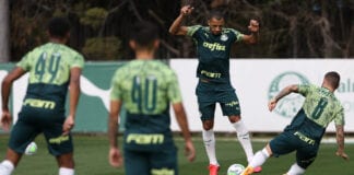Vitor Hugo e Zé Rafael disputam bola na Academia de Futebol do Palmeiras,