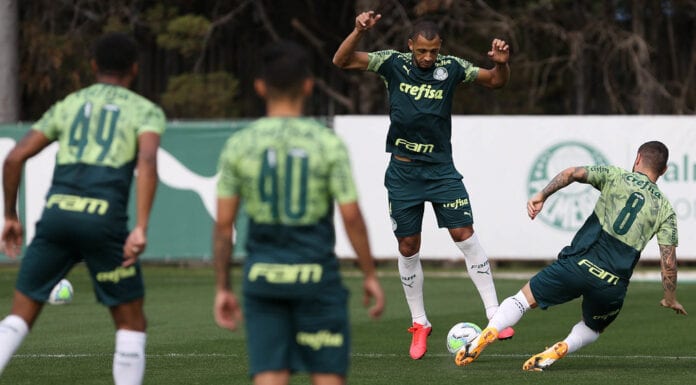 Vitor Hugo e Zé Rafael disputam bola na Academia de Futebol do Palmeiras,
