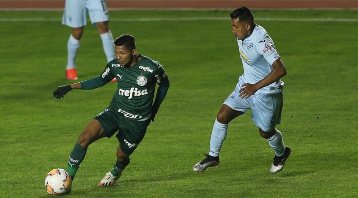 O jogador Rony, da SE Palmeiras, passando por Christian Machado, do FC Bolívar, em jogo válido pela Copa Libertadores. Foto: Cesar Greco