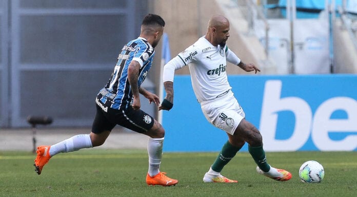 Felipe Melo, do Palmeiras, disputa bola em jogo contra o Grêmio.
