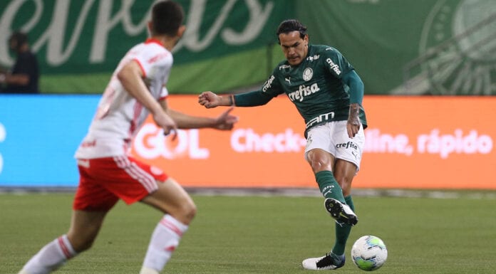 Gustavo Gomez toca a bola em jogo do Palmeiras contra o Internacional.