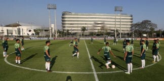Jogadores do Palmeiras treinam na Academia de Futebol.