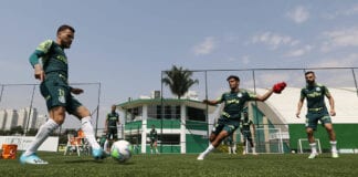 Lucas Lima treina com companheiros na Academia de Futebol do Palmeiras.