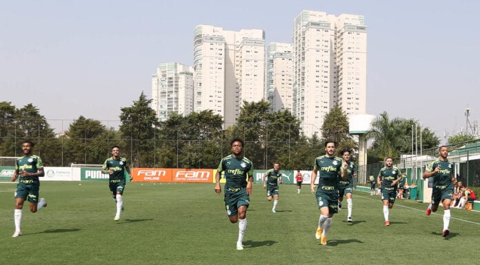 Luiz Adriano treina com os companheiros na Academia de Futebol do Palmeiras.