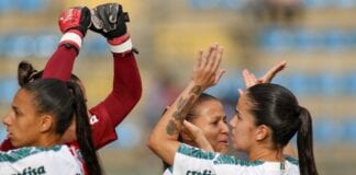 Meninas do Palmeiras comemoram gol pelo Brasileiro Feminino.
