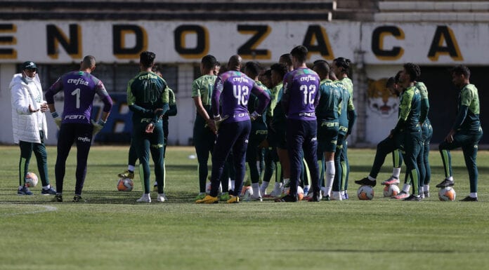 Vanderlei Luxemburgo orienta jogadores do Palmeiras em La Paz.