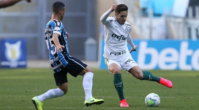 Raphael Veiga disputa bola no jogo entre Grêmio e Palmeiras.