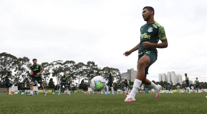 Rony treina com bola na Academia de Futebol do Palmeiras.