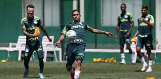 Gabriel Silva é observado por Lucas Lima em treino do Palmeiras.
