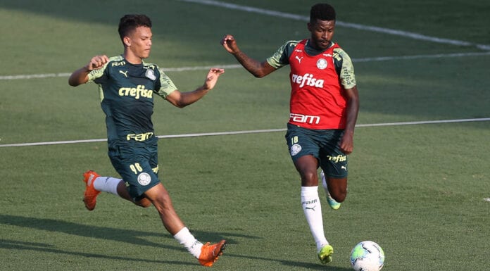 Gabriel Veron e Ramires disputam bola em treino do Palmeiras