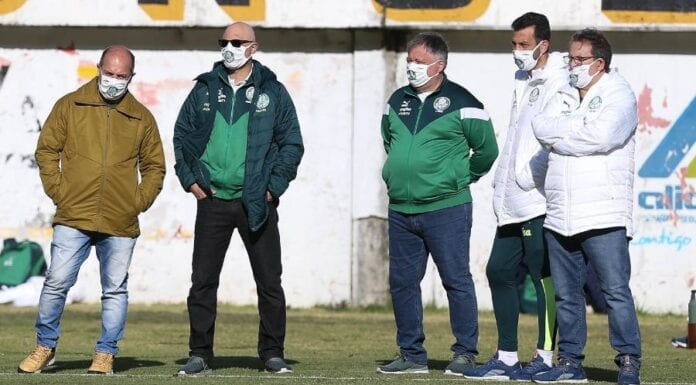 Membros da diretoria executiva acompanham treino do Palmeiras.