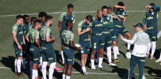 Jogadores do Palmeiras ouvem instruções de Andrey Lopes