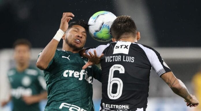 Rony disputa bola com Victor Luiz no jogo entre Botafogo-RJ x Palmeiras