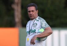 Vanderlei Luxemburgo comanda treino no Palmeiras.