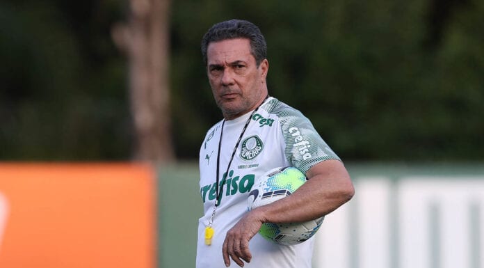 Vanderlei Luxemburgo comanda treino no Palmeiras.