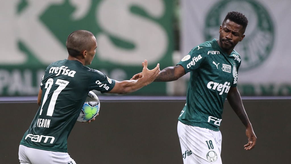 Gabriel Veron comemora gol com Ramires, do Palmeiras.