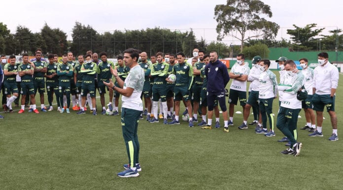 Abel Ferreira trabalha em treino do Palmeiras na Academia de Futebol