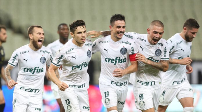 O jogador Raphael Veiga, da SE Palmeiras, comemora seu gol contra a equipe do Ceará SC, durante partida válida pelas quartas de final (volta), da Copa do Brasil, na Arena Castelão. (Foto: Cesar Greco)