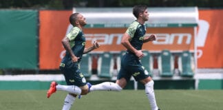 Os jogadores Lucas Esteves e Benjamín Kuscevic (D), da SE Palmeiras, durante treinamento, na Academia de Futebol. (Foto: Cesar Greco)