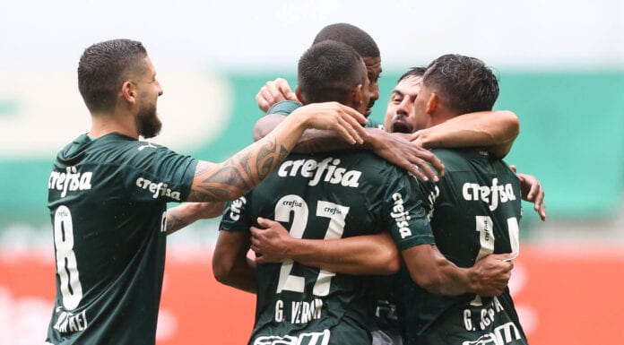 Palmeiras comemora gol diante do Ceará