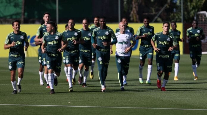Jogadores do Palmeiras treinam na Academia de Futebol