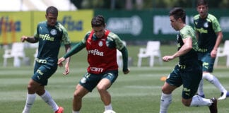 Os jogadores Lucas Esteves, Raphael Veiga e Willian (E/D), da SE Palmeiras, durante treinamento, na Academia de Futebol. (Foto: Cesar Greco)