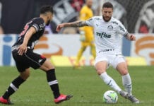 Zé Rafael carrega bola pelo Palmeiras contra o Vasco