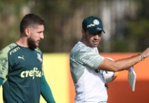 O técnico Abel Ferreira e o jogador Zé Rafael (D), da SE Palmeiras, durante treinamento, na Academia de Futebol. (Foto: Cesar Greco)