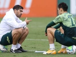 O técnico Abel Ferreira e o jogador Raphael Veiga (D), da SE Palmeiras, durante treinamento, na Academia de Futebol. (Foto: Cesar Greco)
