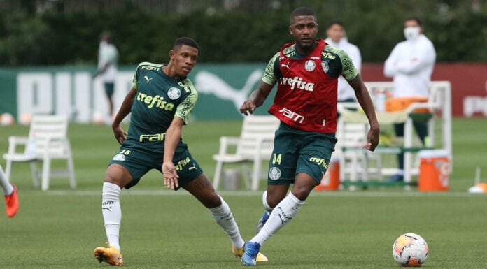 Os jogadores Danilo e Emerson Santos (D), da SE Palmeiras, durante treinamento, na Academia de Futebol. (Foto: Cesar Greco)