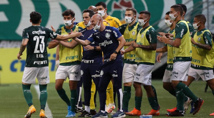 O jogador Raphael Veiga, da SE Palmeiras, comemora seu gol contra a equipe do EC Bahia, durante partida válida pela vigésima quinta rodada, do Campeonato Brasileiro, Série A, na arena Allianz Parque. (Foto: Cesar Greco)