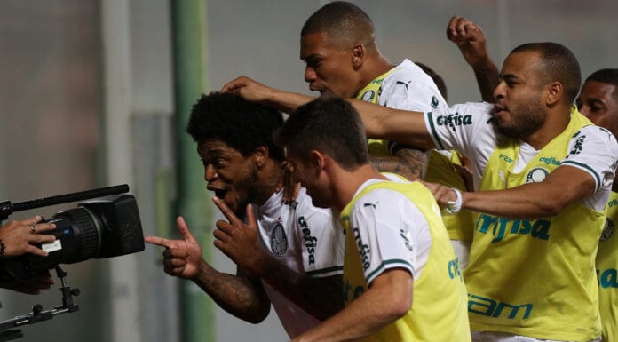O jogador Luiz Adriano, da SE Palmeiras, comemora seu gol contra a equipe do América FC, durante partida válida pelas semi finais (volta), da Copa do Brasil, na arena Independência. (Foto: Cesar Greco)