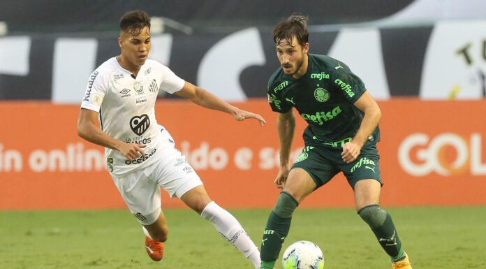 Matías Viña disputa jogo pelo Palmeiras