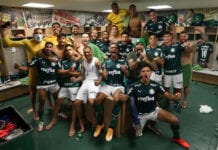 O elenco da SE Palmeiras, comemora classificação contra a equipe do C Libertad, após partida válida pelas quartas de final (volta), da Copa Libertadores, na arena Allianz Parque. (Foto: Cesar Greco)