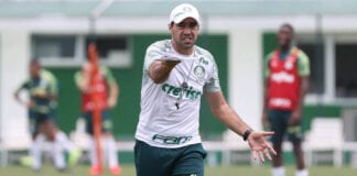 Abel Ferreira comanda treino do Palmeiras.