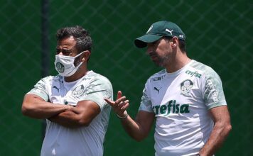 O técnico Abel Ferreira e o coordenador científico Daniel Gonçalves (E), da SE Palmeiras, durante treinamento, na Academia de Futebol. (Foto: Cesar Greco)