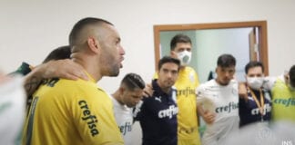 Weverton conversa com atletas do Palmeiras antes da decisão da vaga na final da Copa do Brasil 2020