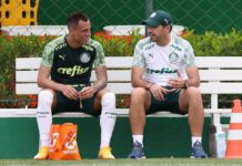 O técnico Abel Ferreira e o jogador Breno Lopes (E), da SE Palmeiras, durante treinamento, na Academia de Futebol. (Foto: Cesar Greco)