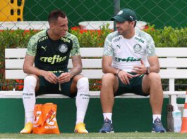 O técnico Abel Ferreira e o jogador Breno Lopes (E), da SE Palmeiras, durante treinamento, na Academia de Futebol. (Foto: Cesar Greco)