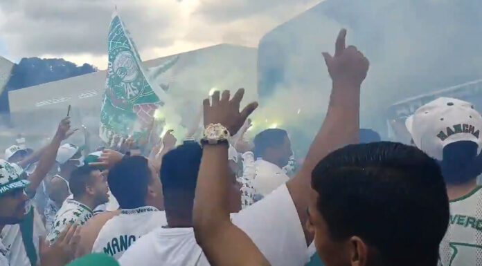 Torcida do Palmeiras faz festa no embarque do time para a Argentina