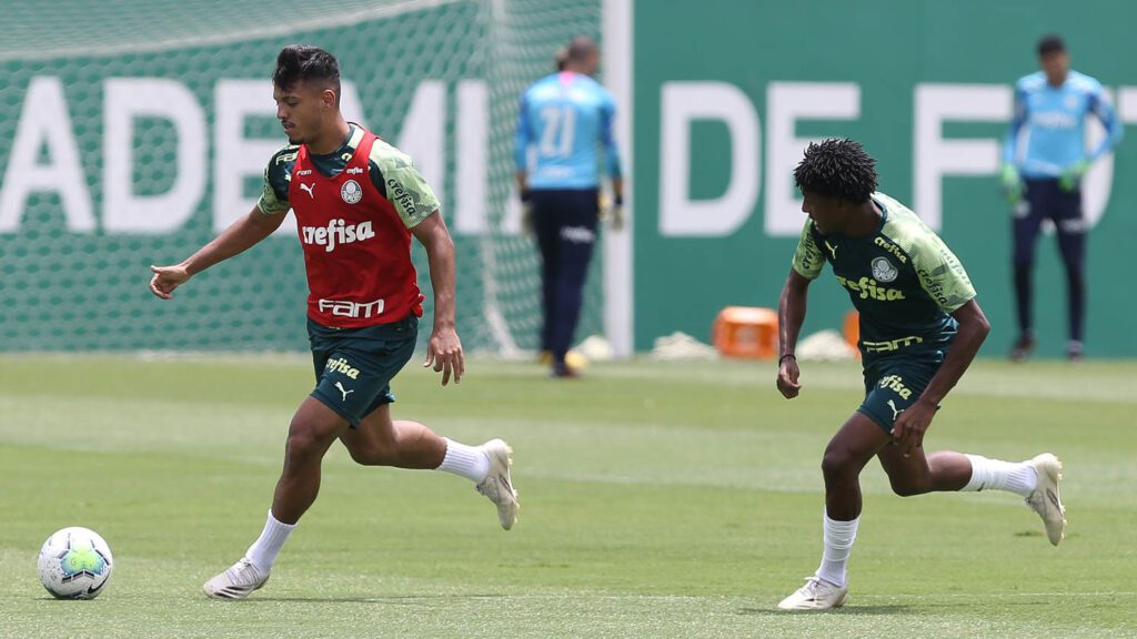 Os jogadores Gabriel Menino e Pedro Acácio (D), da SE Palmeiras, durante treinamento, na Academia de Futebol. (Foto: Cesar Greco)