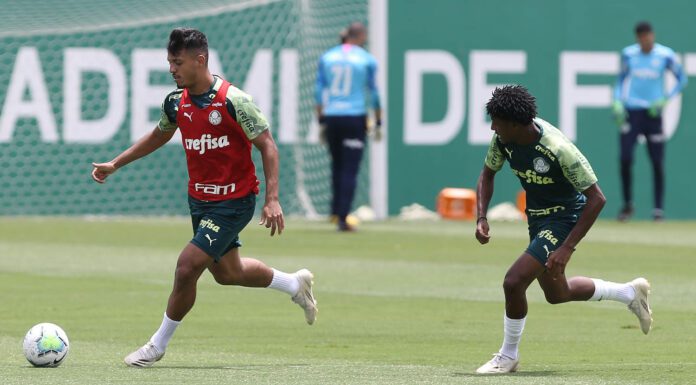 Os jogadores Gabriel Menino e Pedro Acácio (D), da SE Palmeiras, durante treinamento, na Academia de Futebol. (Foto: Cesar Greco)