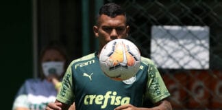 O jogador Gabriel Veron, da SE Palmeiras, durante treinamento, na Academia de Futebol. (Foto: Cesar Greco)