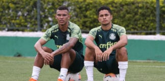 Os jogadores Gabriel Veron e Gabriel Silva (D), da SE Palmeiras, durante treinamento, na Academia de Futebol. (Foto: Cesar Greco)