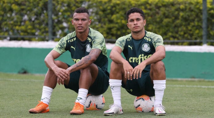 Os jogadores Gabriel Veron e Gabriel Silva (D), da SE Palmeiras, durante treinamento, na Academia de Futebol. (Foto: Cesar Greco)